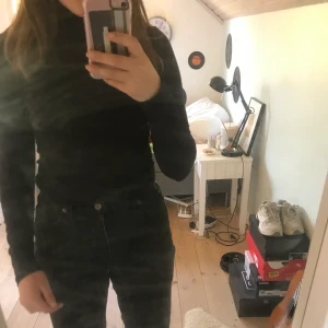 Svart polo - Svart polotröja från monki. Bra skick! Skulle passa dig i xs/s🖤