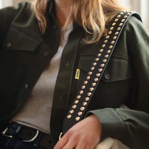 Gabrielle by p väskband - As coolt svart väskvband från gabrielle by p, har bara använt det ett fåtal gånger så det är som nytt. Nypris 500kr. Säljer det pga att jag inte får någon användning av det❣️