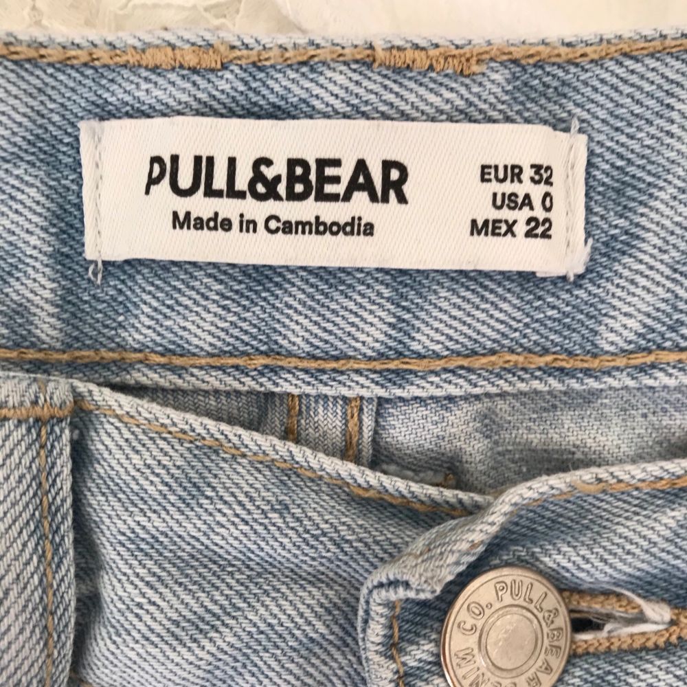 Skitsnygga momjeans från Pull & Bear! 💘 Lite för korta på mig som är 165. Bra skick!! . Jeans & Byxor.