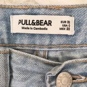 Jeans - Skitsnygga momjeans från Pull & Bear! 💘 Lite för korta på mig som är 165. Bra skick!! 