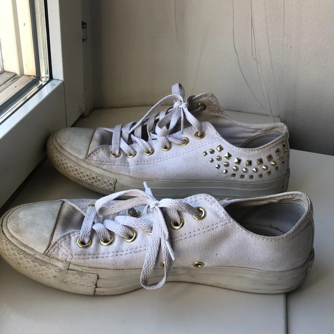 Vita Converse med nitar - 90