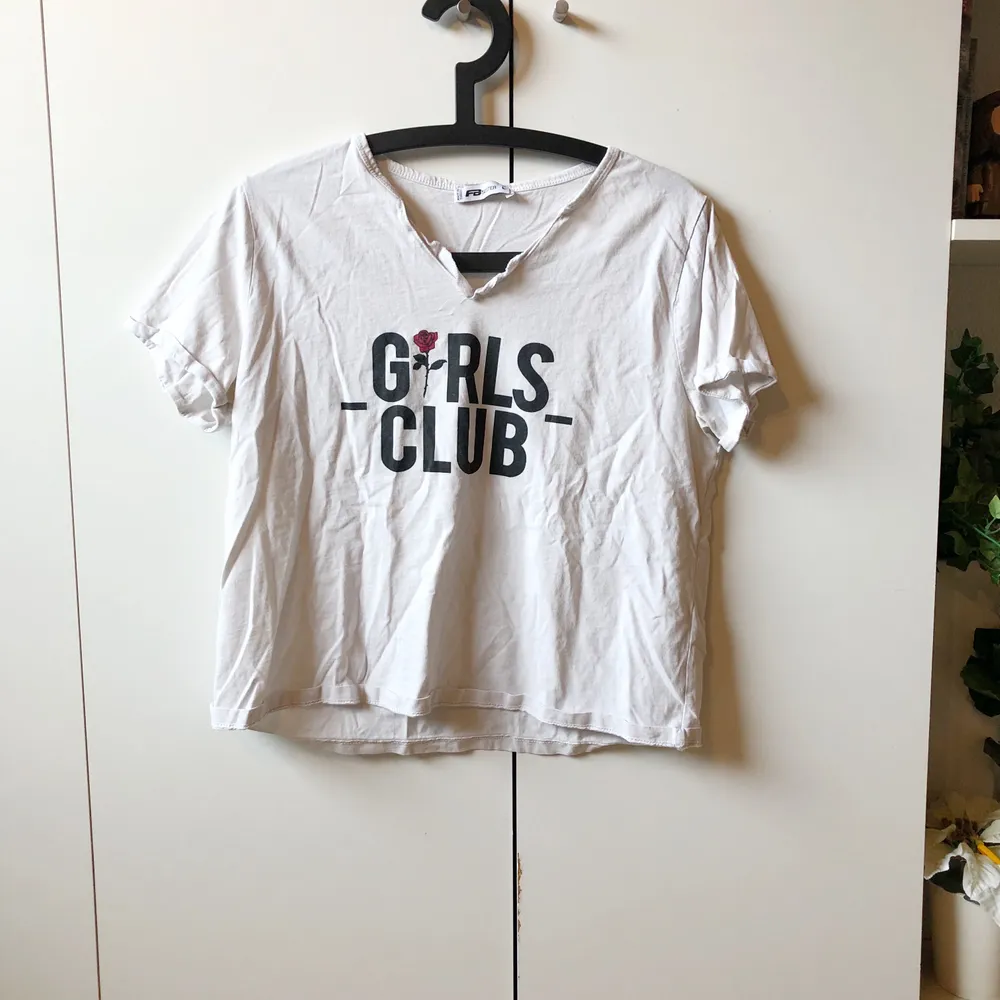 croppad tröja / croptop med texten ”girls club” på bröstet. skönt material, baggie och mysig. storlek L. T-shirts.