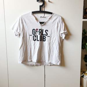 croppad tröja / croptop med texten ”girls club” på bröstet. skönt material, baggie och mysig. storlek L