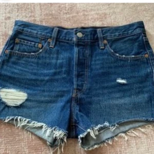 Jeans shorts - Helt ny, använt en gång❤️❤️ sitter jätte bra men är tyvärr för liten för mig ❤️ Frakten står köparen för och priset kan diskuteras ❤️❤️