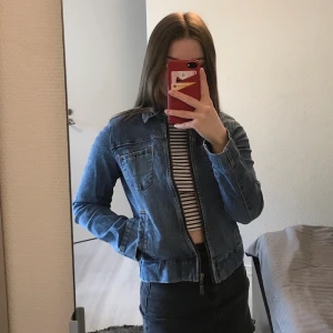 Jeansjacka - Blå jeansjacka från Crocker. Storlek 160 men passar mig som har XS/34 och kan nog också passa XXS/32. Fint skick! Fraktkostnad tillkommer