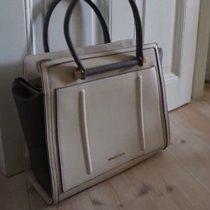  - Väska från River Island så gott som ny. Stor och får plats med mycket saker. Nytt pris: 65€ dvs 610kr

Kan posta eller mötas upp i Uppsala! 