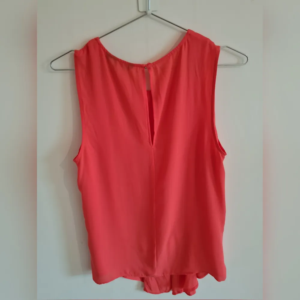 Lindex- strl 38, coral/lax rosa färg se bilder. Fint skick. (+ frakt 44kr). Blusar.