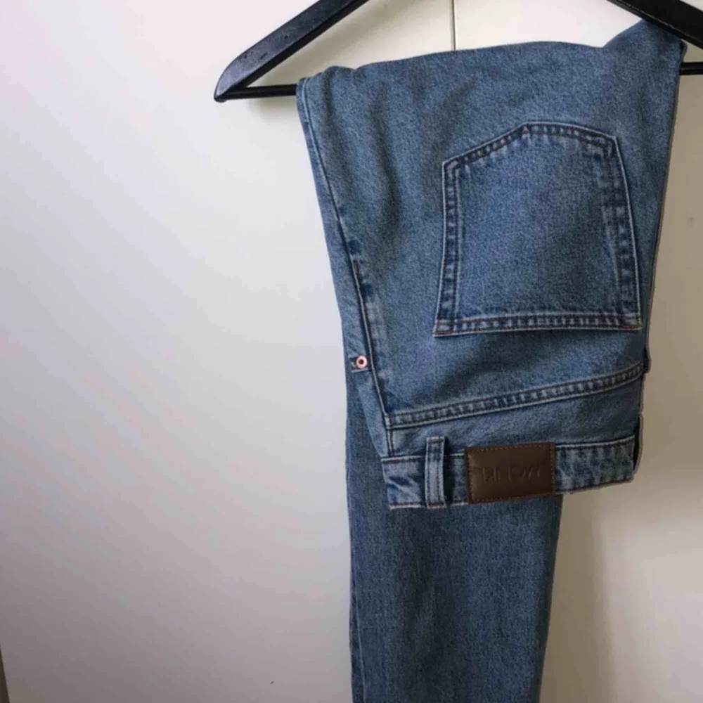 Snygga mom jeans som är enligt monkis storlekar i 29 vilket är som en storlek 40. Frakt tillkommer.. Jeans & Byxor.