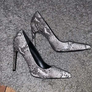 Orm klackar  - Klackar i storlek 37, knappt använda!