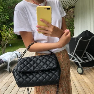 svart väska  - Säljer denna medel stora svara väska från Gina Tricot!💐💜 inköpt för ca 1 år sedan, sällan använd och därav mycket bra skick. Finns både en längre kedja och en kortare! (Köparen står för fraktkostnad) 💖