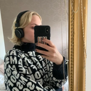 Urbanears hörlurar ”Plattan” - Hörlurar från Urbanears i modell ”plattan”. Superbra skick och knappt använda. Frakt tillkommer💛