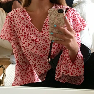 Rosa blus 🥺💕💗💓🥰 - Rosa söt blus från NAKD med coolt mönster!!⭐️⭐️ Är i mycket bra skick, aldrig använd. Är i storlek S!! Säljer för 90kr + 40kr frakt. Högsta bud 100kr! 
