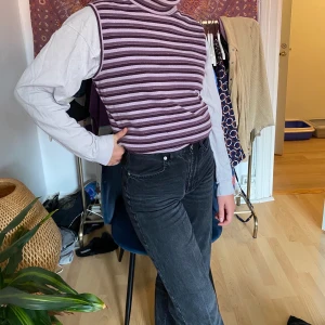 Jättesnygg väst💝 - Säljer min favoritväst eftersom att den inte kommer t användning. Den är köpt vintage och är i strl XXL. Köparen står för frakt! 