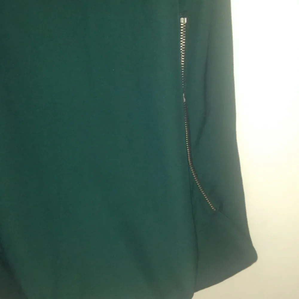 Fin grön färg med dragkedjor på sidorna., 100% polyester. Fållen har släppt, är enkelt att fixa.. Klänningar.