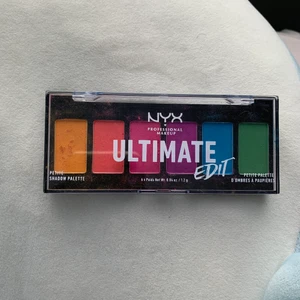 nyx ultimate makeup palette  - nyx ultimate edit makeup palette, swatchad och använd för att testa en gång. de lilla märkena är från att ha dippat en blöt brush i paletten. frakt tillkommer!