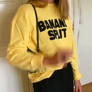 Gul mysig hoodie från Zara!!💓Är i bra skick i storlek S. Men modellen är oversized. Säljer för 100kr + frakt! 