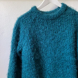 Grön stickad - Kan vara lite varm för sommardagarna men när kvällarna kommer passar denna perfekt