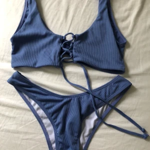Söt blå bikini - Säljer nu denna blåa bikini som tyvärr inte passar mig. Helt oanvänd och bara testad, men tvättad efter det! Köparen står för frakt.