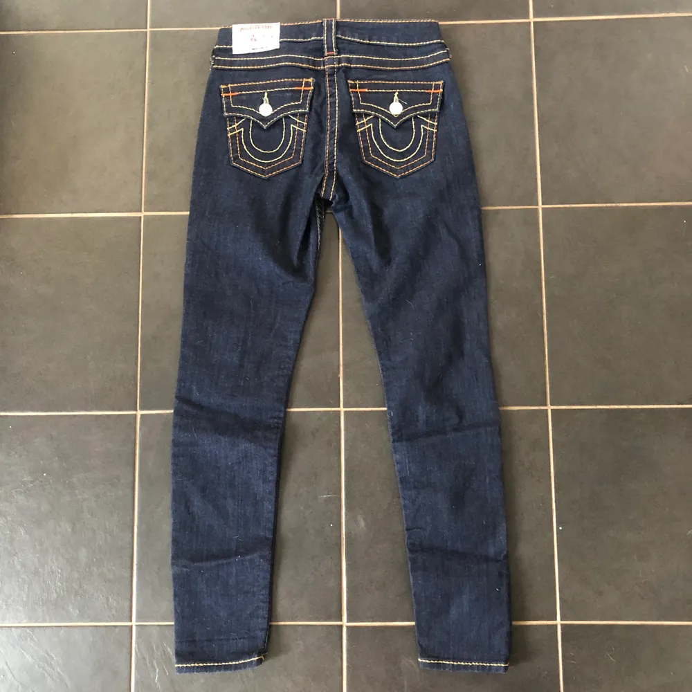 Såååå fina skinny jeans från True Religion i storlek 26, motsvarar en 34/36. Tyvärr försmå för mig🥺. Jeans & Byxor.