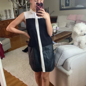 Klänning  - Man knäpper den 