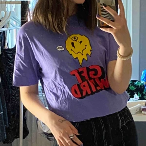  - En as cool T-shirt från carlings, fint skick då den inte har använts så mycket. Frakt tillkommer, kan möjligtvis mötas upp i gbg!