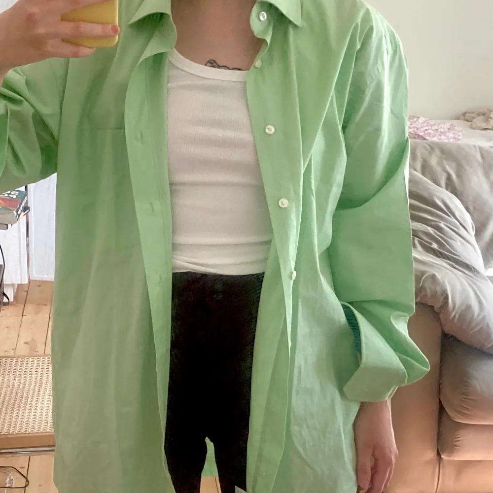 Så fin oversize skjorta i en pastellgrön färg!!! Märket är massaro 💚  det är storlek L i skjortan men sitter snyggt oversize från xs-m 🌱 120kr+frakt (63kr). Skjortor.