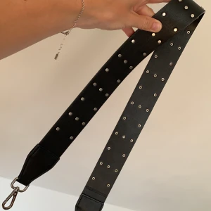 Bagstrap från Carin Wester - Ca 90cm och inga defekter. Köptes förra sommaren och använd fåtal gånger. 100kr inklusive frakt