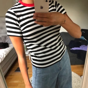 Randig T-shirt  - Randig T-shirt med röd krage. Strl xs. 70kr+frakt 