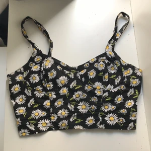 Bralette från forever 21 - Super fin svart bralette med blommor från forever 21 storlek S, kan mötas upp i Stockholm eller posta. Frakt 22kr 
