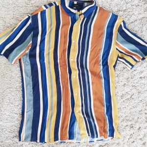 Randig skjorta i luftigt tyg  - Randig skjorta från Zara i strl S, skönt och luftigt tyg. Använd ett par gånger. Frakt tillkommer (44kr). Samfraktar självklart om du köper mer!  