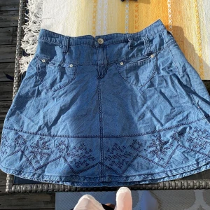 Supersöt kjol - Strlk: 44 pris: 60kr💖💖💖