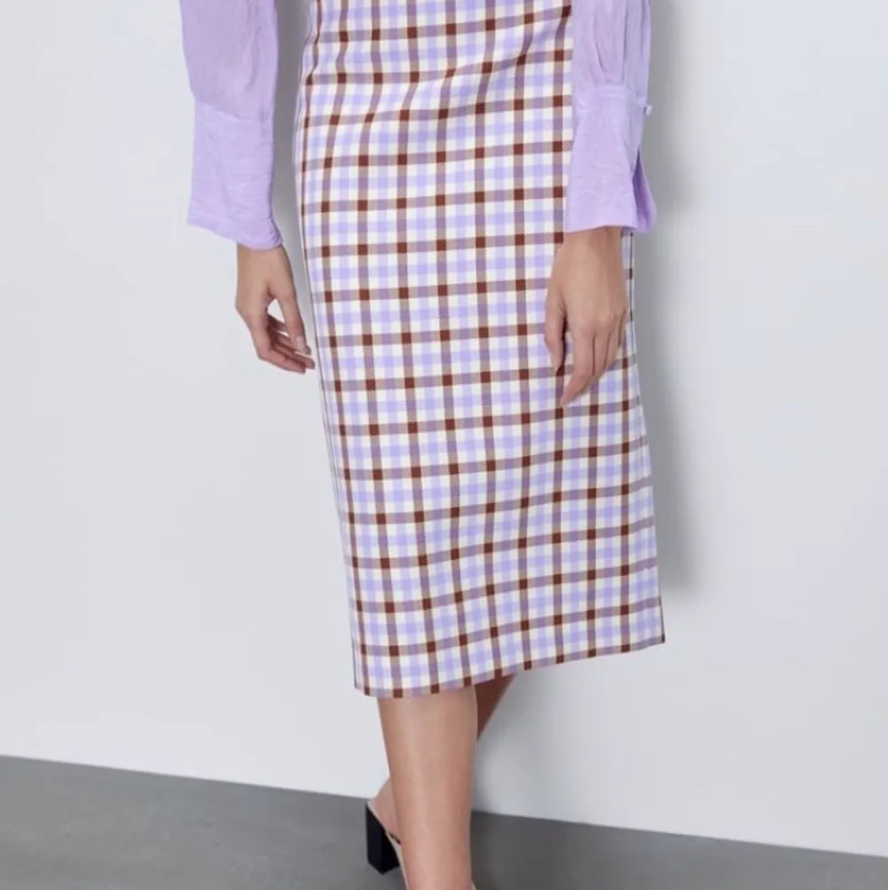 Zara woman white, brown & purple check pencil skirt. Size M (sizes rather small, more fitted for a size S). New with tag.. Kjolar.