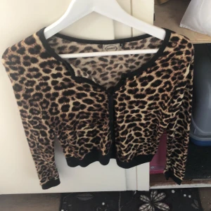 Leopard tröja - Leopard tröja /kofta fin förutom 3 knappar borta går att sy nya . Kan fixa ! 💕