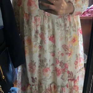 Klänning från HM. - En fin sommarklänning från hm i storlek 36. Aldrig använd och prislappen sitter kvar!