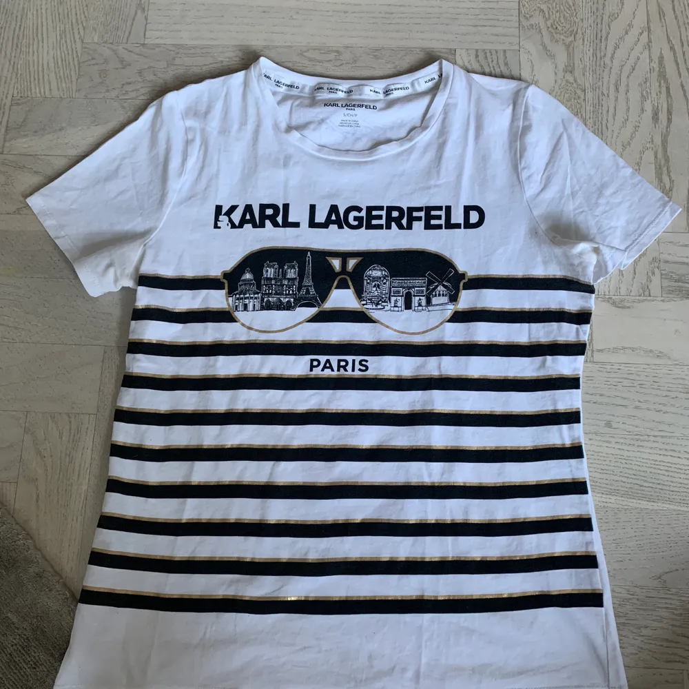 T-shorts från Karl Lagerfeld. Storlek S men passar M. Frakt tillkommer.. T-shirts.