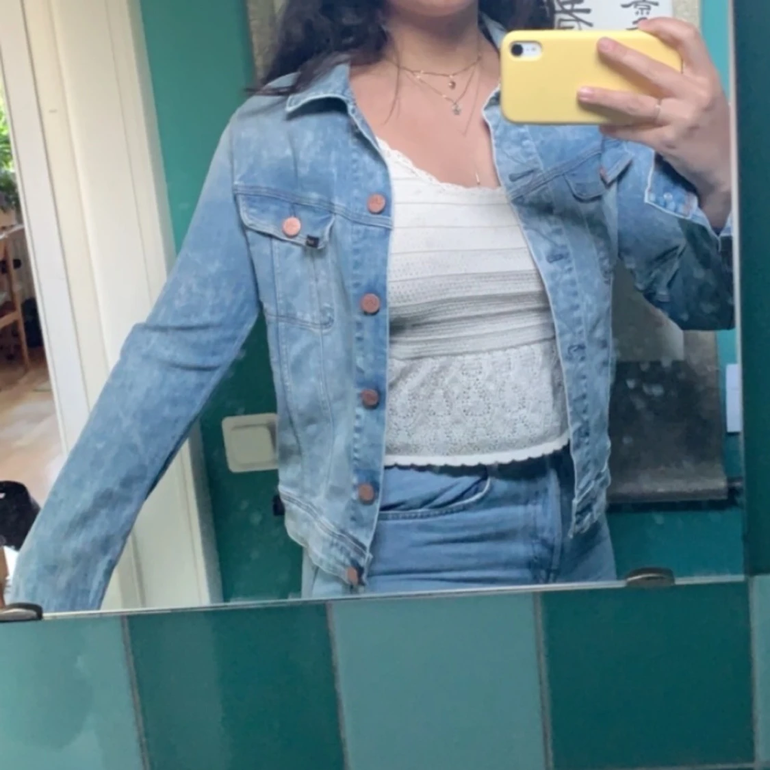 Ljus jeansjacka med färgstänk - 90