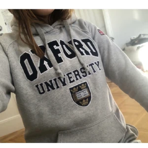 Oxford hoodie - Supersnygg oxford hoodie köpt I London! Strl L men funkar för S/M! Buda I kommentarerna!!!