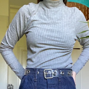 Grå turtelneck  - En fin grå turtelneck från River Island. Den har inte använts på ett långt tag och jag säljer den därför. Den är lite noppig men ändå fin!😊