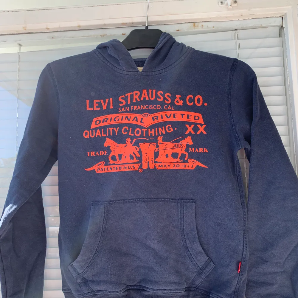 Levi’s huvtröja säljes i fint skick. Storlek: 12, men passar bäst strl: 146. Givetvis äkta.. Hoodies.