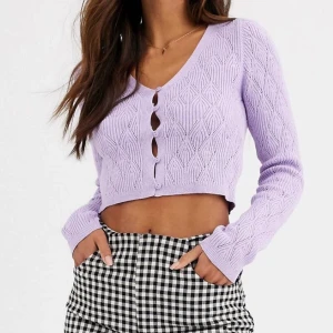 Kofta med knappar - Knappt använd, köpt för över 300kr. Passar en XS/S. Köparen står för frakten🤍