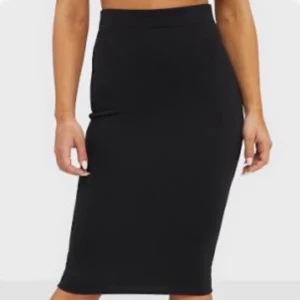 Svart minikjol - 100 kr inklusive frakt, använt 2 gånger så gott som ny