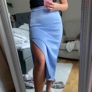  - Världens finaste kjol i satin från mango! Måste tyvärr sälja då jag ska flytta och jag aldrig använt den. Inköpt för 400kr och i nyskick! Frakt ingår i priset! 