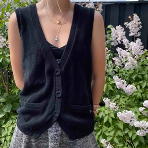  - Väst köpt på stadsmissionen. Märke: esprit. Fin och enkel svart väst med knappar😀 Frakt exkluderad