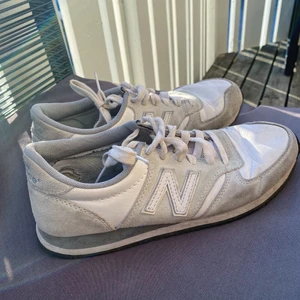 New Balance 420  - Ett par gråa New balance skor i modellen 420. Använda rätt mycket men fortfarande i bra skick. De är ett litet hål inne i högra skon men inget som påverkar passformen, men därför sänker jag priset. Storlek 39, normala i storleken. 🦋 