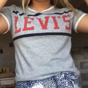  - Knappt använd T-shirt från Levi’s 💜 Jätteskönt material och fin passform🥰 Skickas mot fraktkostnad 