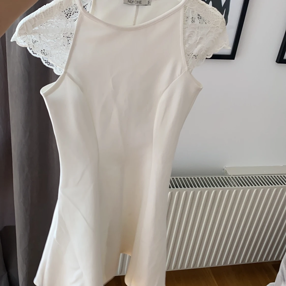 Vit figursydd klänning från Nelly strl S