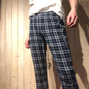 Pyjamasbyxor - Riktigt sköna pyjamasbyxor. Knappast använda, har mest legat i garderoben och skräpat. Samfraktar gärna.
