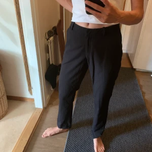 Kostymbyxor HM stlk 36 - Svarta klassiska kostymbyxor från HM i stlk 36. Lite grövre tyg. För stora för mig som ni ser i bild 2 och jag är vanligtvis en 34a. 