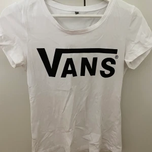 Vans T-shirt  - En vit vans t shirt som kanot är använd