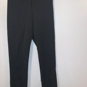 kostymbyxor - As balla kostymbyxor med slits fram från Junkyard. Storlek S. Använda 3 ggr, så ganska nya i skick, där av priset. Nypris är 400kr. Köpare står för frakt!